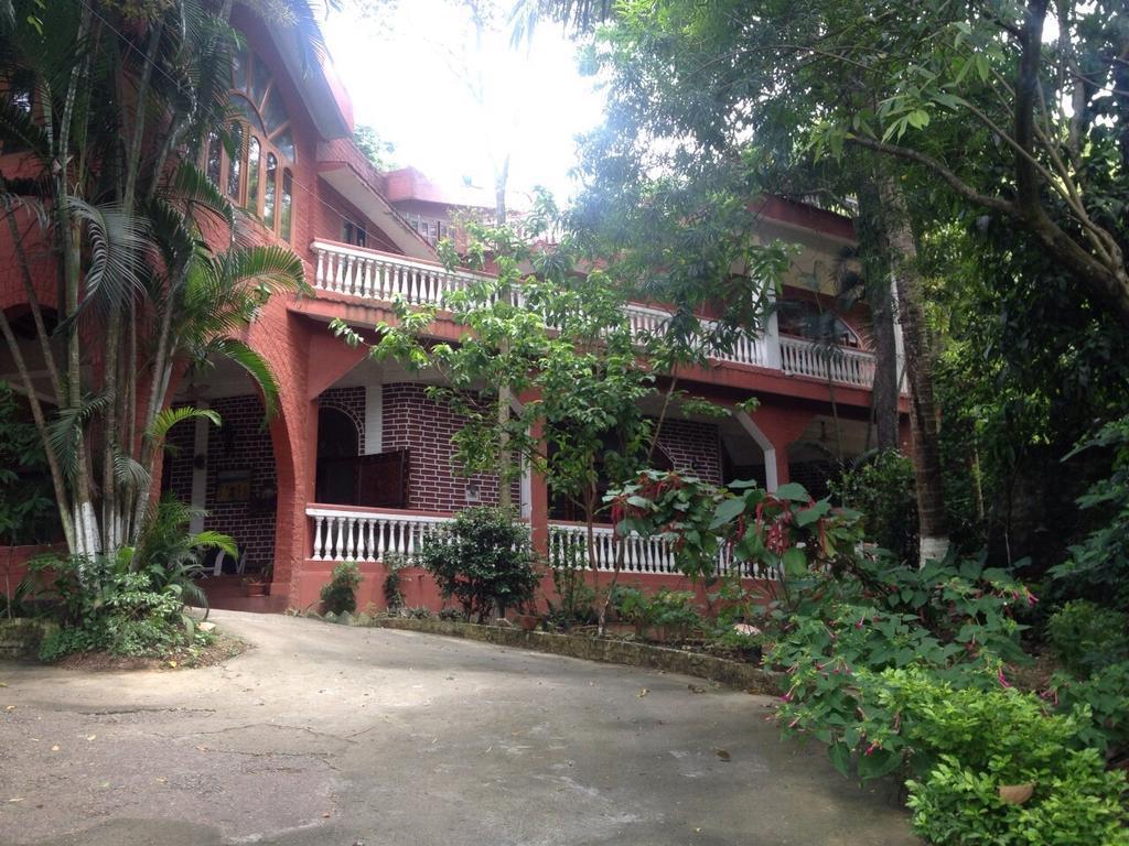 Hilltop Lodge Guwahati Quarto foto